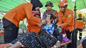 BNPB melaporkan 72 korban meninggal akibat gempa NTT. Selain itu, 900 orang luka-luka dan 82.691 mengungsi. Status tanggap darurat ditetapkan 14 hari.