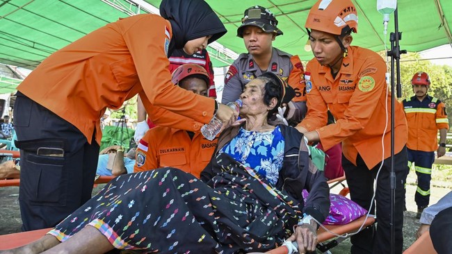 BNPB melaporkan 72 korban meninggal akibat gempa NTT. Selain itu, 900 orang luka-luka dan 82.691 mengungsi. Status tanggap darurat ditetapkan 14 hari.