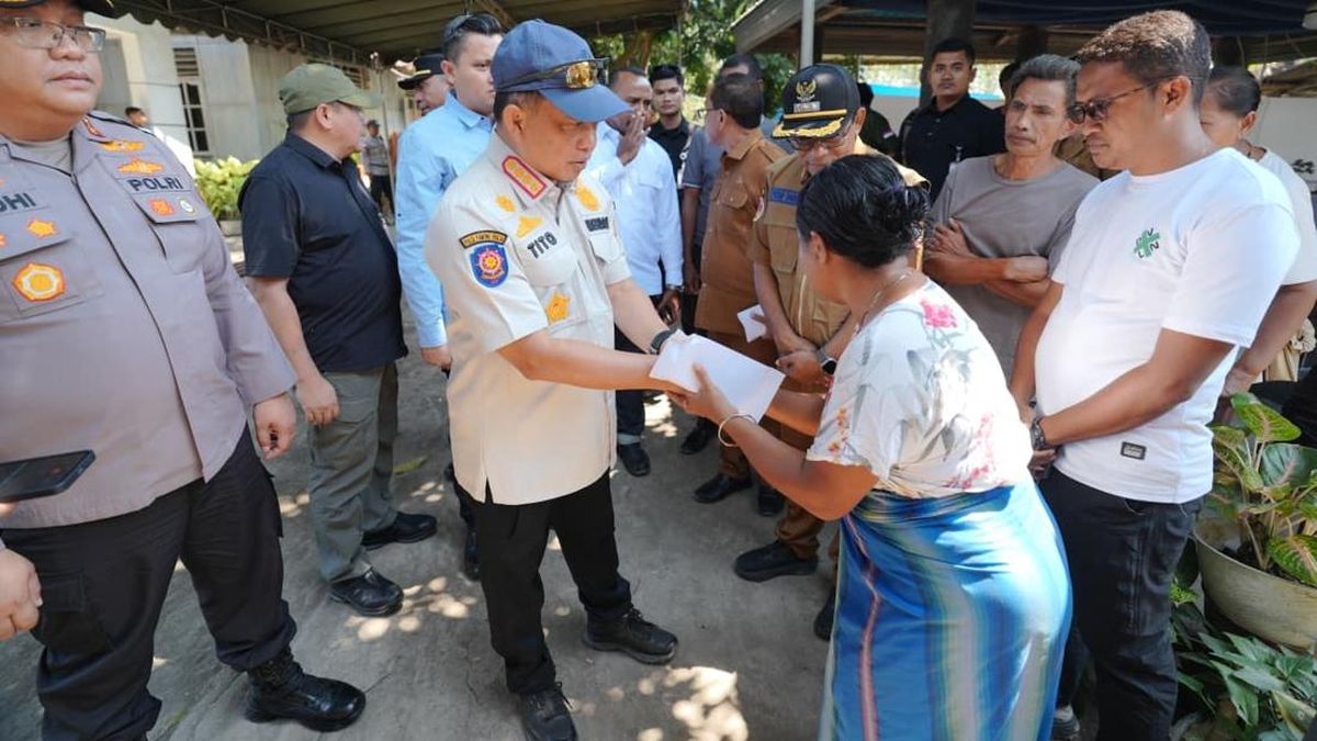 Mendagri Tito Beri Santunan Keluarga Korban Gempa NTT di Ende
