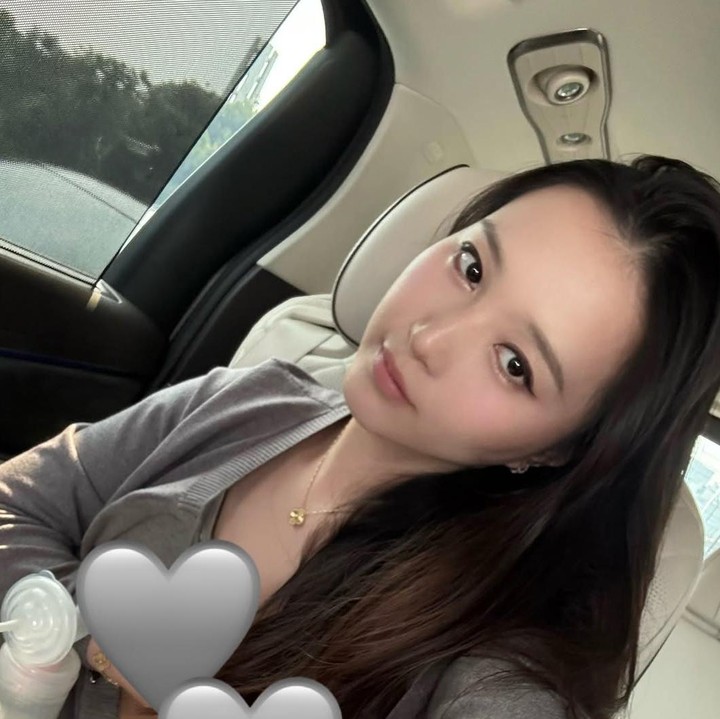 <p>Dalam salah satu potret, Nita Vior terlihat sedang memompa ASI menggunakan breast pump. Duduk nyaman di dalam mobil, ia tampak santai menjalani aktivitas memerah ASI untuk putrinya Vinica Riviora Kosasih. (Foto:instagram @nitavior)</p>