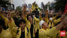 Sejumlah mahasiswa menggelar aksi demonstrasi di kawasan Bundaran Hotel Indonesia (HI), Jakarta Pusat, Selasa (18/8/2026). Aksi tersebut diikuti sejumlah elemen mahasiswa, termasuk Badan Eksekutif Mahasiswa Universitas Indonesia (BEM UI). (CNN Indone