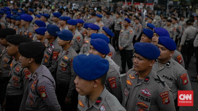 Sejumlah mahasiswa menggelar aksi demonstrasi di kawasan Bundaran Hotel Indonesia (HI), Jakarta Pusat, Selasa (18/8/2026). Aksi tersebut diikuti sejumlah elemen mahasiswa, termasuk Badan Eksekutif Mahasiswa Universitas Indonesia (BEM UI). (CNN Indone