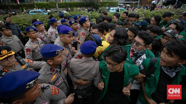 Sejumlah mahasiswa menggelar aksi demonstrasi di kawasan Bundaran Hotel Indonesia (HI), Jakarta Pusat, Selasa (18/8/2026). Aksi tersebut diikuti sejumlah elemen mahasiswa, termasuk Badan Eksekutif Mahasiswa Universitas Indonesia (BEM UI). (CNN Indone