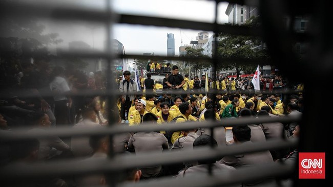 Sejumlah mahasiswa menggelar aksi demonstrasi di kawasan Bundaran Hotel Indonesia (HI), Jakarta Pusat, Selasa (18/8/2026). Aksi tersebut diikuti sejumlah elemen mahasiswa, termasuk Badan Eksekutif Mahasiswa Universitas Indonesia (BEM UI). (CNN Indone