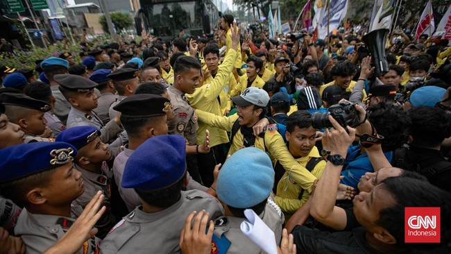 Sejumlah mahasiswa menggelar aksi demonstrasi di kawasan Bundaran Hotel Indonesia (HI), Jakarta Pusat, Selasa (18/8/2026). Aksi tersebut diikuti sejumlah elemen mahasiswa, termasuk Badan Eksekutif Mahasiswa Universitas Indonesia (BEM UI). (CNN Indone