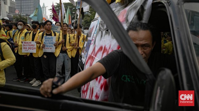 Sejumlah mahasiswa menggelar aksi demonstrasi di kawasan Bundaran Hotel Indonesia (HI), Jakarta Pusat, Selasa (18/8/2026). Aksi tersebut diikuti sejumlah elemen mahasiswa, termasuk Badan Eksekutif Mahasiswa Universitas Indonesia (BEM UI). (CNN Indone