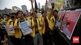Sejumlah mahasiswa menggelar aksi demonstrasi di kawasan Bundaran Hotel Indonesia (HI), Jakarta Pusat, Selasa (18/8/2026). Aksi tersebut diikuti sejumlah elemen mahasiswa, termasuk Badan Eksekutif Mahasiswa Universitas Indonesia (BEM UI). (CNN Indone