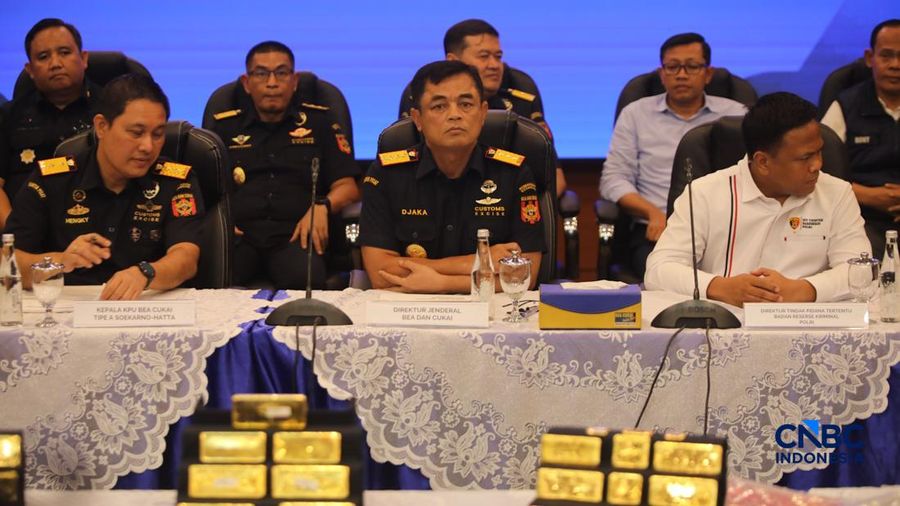 Direktur Jenderal Bea dan Cukai, Djaka Budhi Utama saat menghadiri konvensi pers Penindakan Ekspor 22 Kg Emas Batangan di Kantor Pusat Bea Cukai, Jakarta, Selasa (18/8/2026). (CNBC Indonesia/Faisal Rahman)