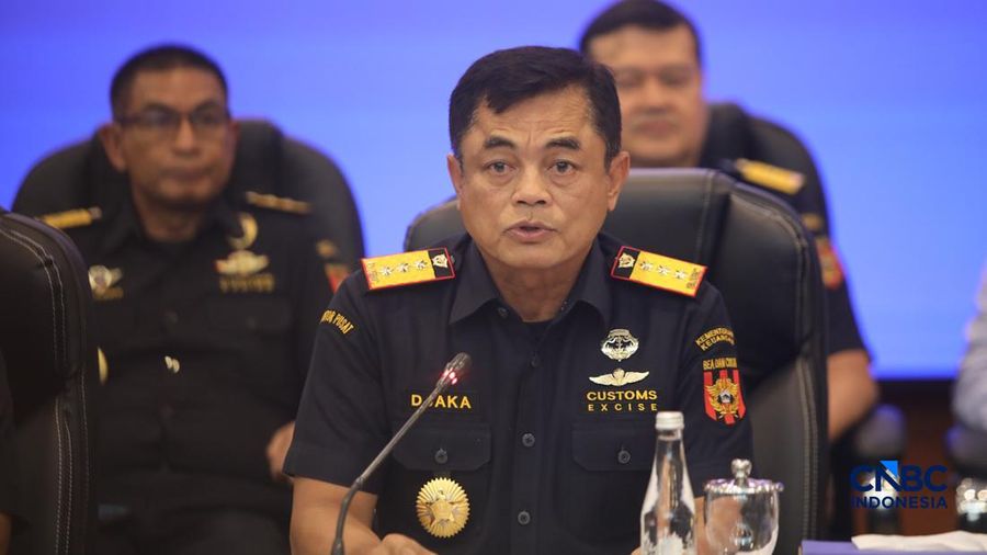 Direktur Jenderal Bea dan Cukai, Djaka Budhi Utama saat menghadiri konvensi pers Penindakan Ekspor 22 Kg Emas Batangan di Kantor Pusat Bea Cukai, Jakarta, Selasa (18/8/2026). (CNBC Indonesia/Faisal Rahman)