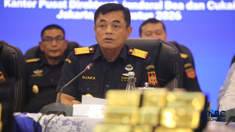 Direktur Jenderal Bea dan Cukai, Djaka Budhi Utama saat menghadiri konvensi pers Penindakan Ekspor 22 Kg Emas Batangan di Kantor Pusat Bea Cukai, Jakarta, Selasa (18/8/2026). (CNBC Indonesia/Faisal Rahman)