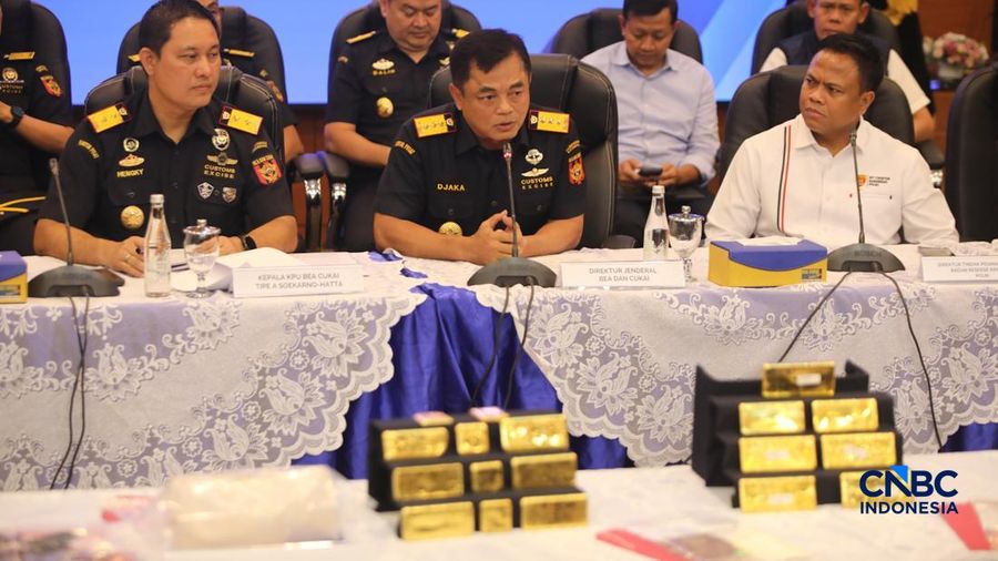 Direktur Jenderal Bea dan Cukai, Djaka Budhi Utama saat menghadiri konvensi pers Penindakan Ekspor 22 Kg Emas Batangan di Kantor Pusat Bea Cukai, Jakarta, Selasa (18/8/2026). (CNBC Indonesia/Faisal Rahman)