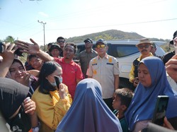 Disetop Emak-emak di Nagekeo, Mendagri Dengarkan Keluh Kesah Akibat Gempa