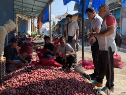 Pemkab Klungkung Cek Dugaan Peredaran Bawang Thailand di Pasar Galiran