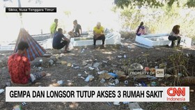Duka Gempa NTT, Warga Bertahan di Pengungsian