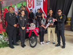 Perpanjang SIM di Simling 24 Jam, Warga Sidoarjo Ini Dapat Hadiah Motor