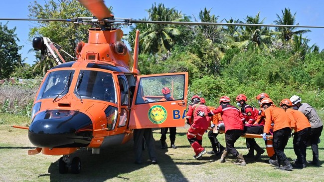 Petugas mengevakuasi korban gempa di Ronting, Lamba Leda, Manggarai Timur, Nusa Tenggara Timur, Selasa (18/8/2026). Basarnas bersama petugas gabungan mengevakuasi sejumlah korban luka menggunakan helikopter ke Labuan Bajo, Manggarai Barat, untuk mend