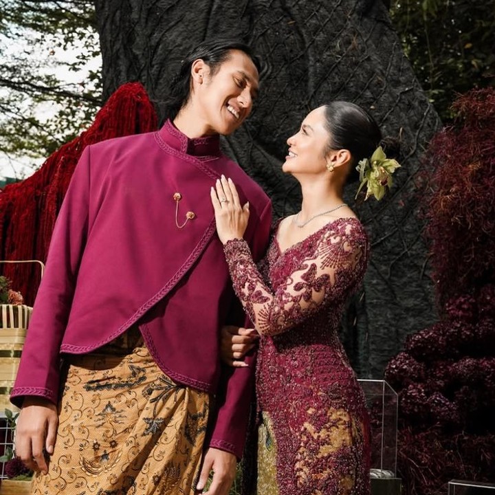 <p>Unggahan itu pun segera dipenuhi ucapan selamat dari sejumlah sahabat artis. &ldquo;<em>Congratulations guyssss,</em>&rdquo; tulis Aaliyah Massaid. &ldquo;<em>Congrats</em> kalian. <em>Happy</em> terus yaa,&rdquo; tulis Gading Marten.&nbsp;(Foto: Instagram @hanamalasan)</p>