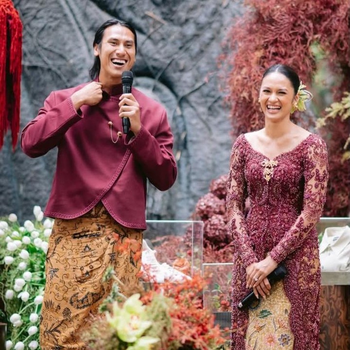 <p>Acara tersebut berlangsung secara <em>intimate</em> yang hanya dihadiri keluarga serta sahabat terdekat di NuArt Sculpture Park, Bandung, Jawa Barat. Penampilan keduanya dengan nuansa <em>maroon</em> turut memberikan kesan elegan, Bunda.&nbsp;(Foto: Instagram @hanamalasan)</p>