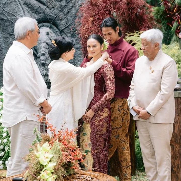 <p>Hana turut menyelipkan pesan manis untuk menggambarkan kebahagiaan yang dirasakan bersama Sean. &ldquo;Gelombang cinta kecil kami. Pagi yang indah, dikelilingi keluarga dan orang-orang yang kita cintai. Bismillah,&rdquo; tulisnya.&nbsp;(Foto: Instagram @hanamalasan)</p>