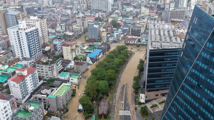 Hujan ekstrem mengguyur wilayah selatan Korea Selatan dengan curah hampir 1 meter sejak Sabtu (16/8/2026). (via REUTERS/YONHAP NEWS AGENCY)