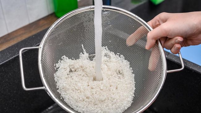 Banyak orang mencuci beras hingga berkali-kali. Konon, beras yang dicuci berkali-kali bisa bikin nasi jadi tambah pulen.