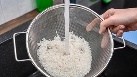 Banyak orang mencuci beras hingga berkali-kali. Konon, beras yang dicuci berkali-kali bisa bikin nasi jadi tambah pulen.