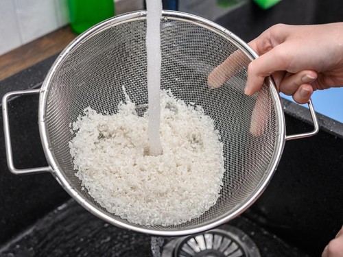 Banyak orang mencuci beras hingga berkali-kali. Konon, beras yang dicuci berkali-kali bisa bikin nasi jadi tambah pulen.