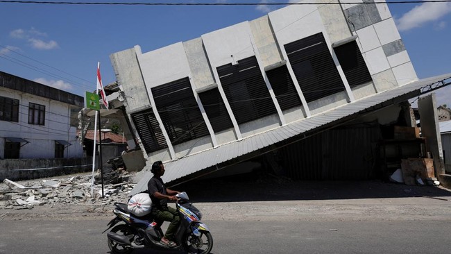 Situasi Terbaru di Semua Bandara di Flores Usai Gempa M7,7 Hantam NTT