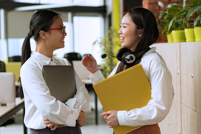 Menurut psikolog, orang high class sering kali menyetujui suatu permintaan dengan menggunakan kalimat khusus yang membuat mereka terlihat elegan dan dihormati. Mereka akan mengucapkan kalimat, “Saya dengan senang hati akan melakukannya”.