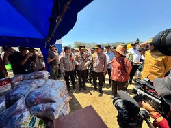 Kapolri dan Ketua Komisi IV DPR Tinjau Korban Gempa NTT, Bawa 247 Ton Bantuan