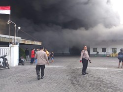 Pabrik Mi di Mojokerto Terbakar, 8 Truk PMK-Water Cannon Dikerahkan
