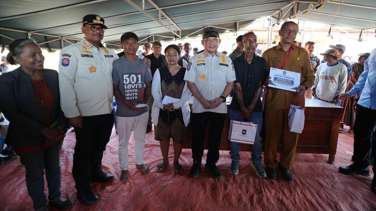 Mendagri Lanjut Tinjau Waekokak, Sampaikan Bantuan untuk Korban Gempa