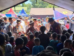 Tinjau Korban Gempa NTT Bareng Kapolri, Titiek Kawal Pemenuhan Logistik-Fasilitas