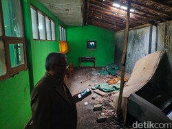 Potret Buram SMPN 2 Ngamprah: Plafon Bolong hingga Toilet Rusak