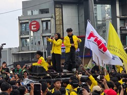 Video: Massa Mahasiswa Masih Bertahan-Orasi di Dukuh Atas