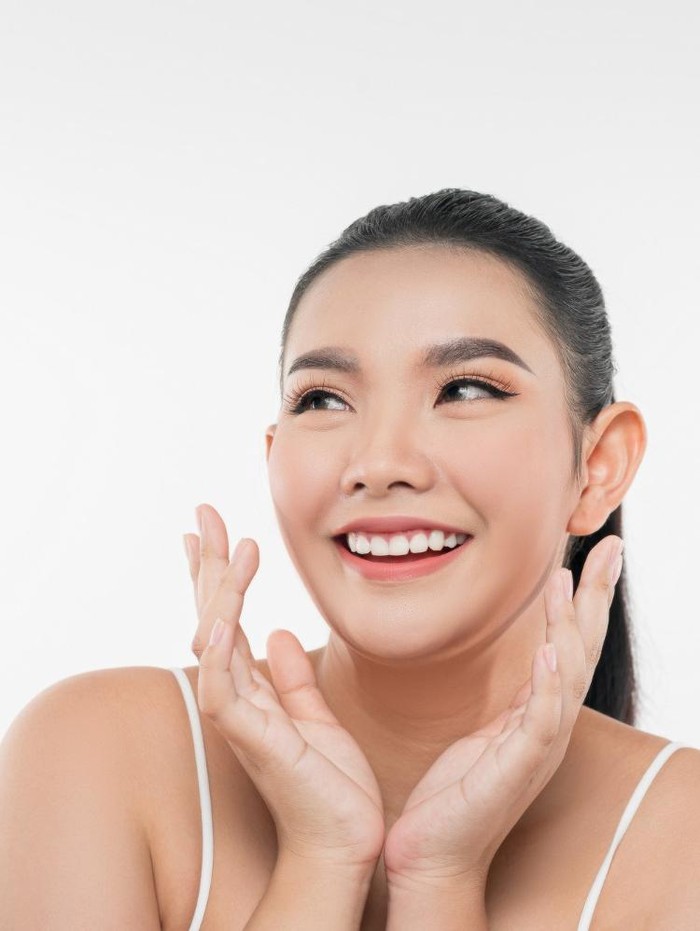 vitamin C dalam tomat penting untuk kulit yang sehat dan bercahaya.