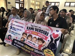Penampakan Ortu Korban Daycare Little Aresha Bawa Spanduk Menyentuh di Sidang