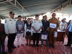 Lanjutkan Peninjauan, Mendagri Sampaikan Bantuan Duka di Desa Waekokak