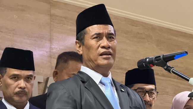Menteri Pertanian Andi Amran Sulaiman dalam konferensi pers usai pelantikan di Kementan, Jakarta Selatan, Selasa (18/8).