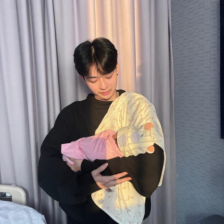 <p>Meski masih berusia 22 tahun, Hengky tampak sudah siap menjadi seorang ayah untuk bayi perempuan cantiknya. Terlihat raut wajah bahagia saat dirinya menggendong Si Kecil. Foto: Instagram @btr_meyden</p>