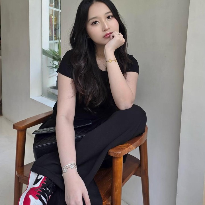<p>Nita Vior juga membagikan potret dirinya dengan gaya kasual. Mengenakan busana serba hitam dan sneakers, penampilan tersebut menunjukkan sisi lain Nita sebagai ibu yang tetap bisa stylish di tengah rutinitas mengurus Si Kecil. (Foto: Instagram @nitavior)</p>