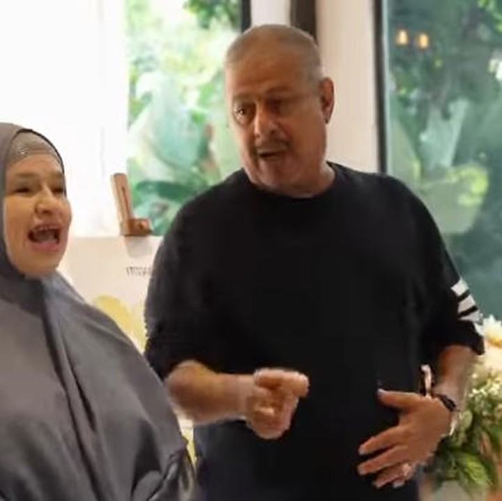 <p>Sang mertua yakni Pak Muh dan Mama Ida sempat menyampaikan sambutan di acara gender reveal. Mereka berdoa, apa pun jenis kelaminnya yang terpenting calon cucu kedua dan menantunya dalam keadaan sehat sampai persalinan. (Foto: instagram @miskashf)</p>