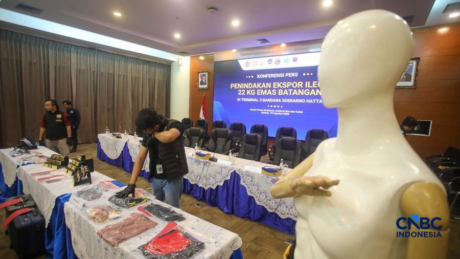 Sejumlah peralatan bukti diampilkan saat konvensi pers Penindakan Ekspor 22 Kg Emas Batangan di Kantor Pusat Bea Cukai, Jakarta, Selasa (18/8/2026). (CNBC Indonesia/Faisal Rahman)