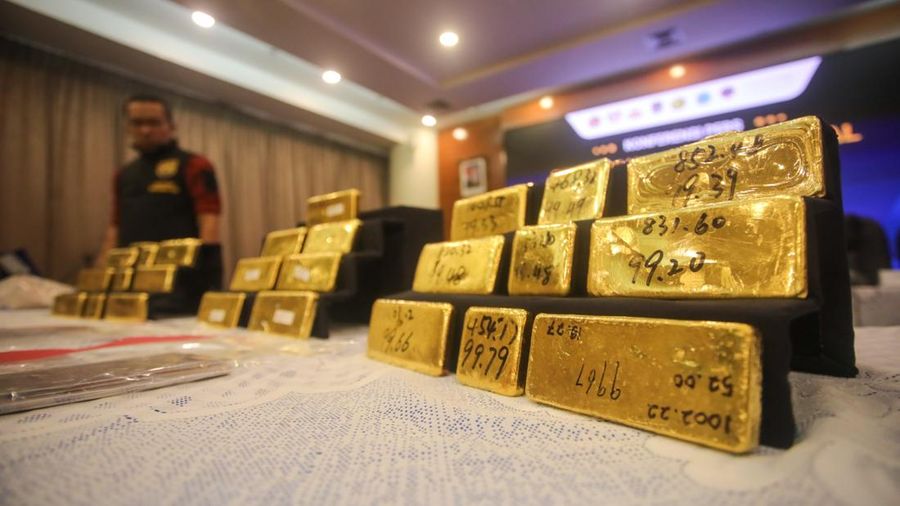 Barang bukti emas hasil penindakan ekspor di Terminal 3 Bandara Soekarno-Hatta diampilkan saat konvensi pers Penindakan Ekspor 22 Kg Emas Batangan di Kantor Pusat Bea Cukai, Jakarta, Selasa (18/8/2026). (CNBC Indonesia/Faisal Rahman)