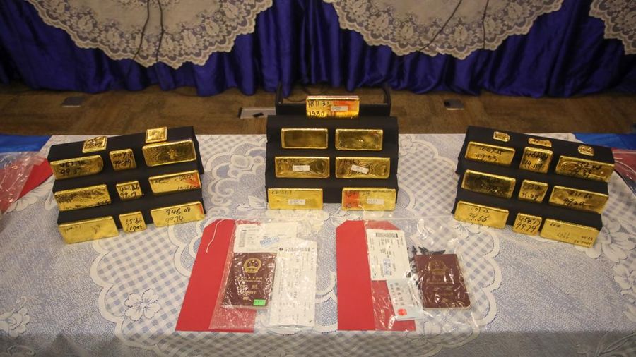 Barang bukti emas hasil penindakan ekspor di Terminal 3 Bandara Soekarno-Hatta diampilkan saat konvensi pers Penindakan Ekspor 22 Kg Emas Batangan di Kantor Pusat Bea Cukai, Jakarta, Selasa (18/8/2026). (CNBC Indonesia/Faisal Rahman)