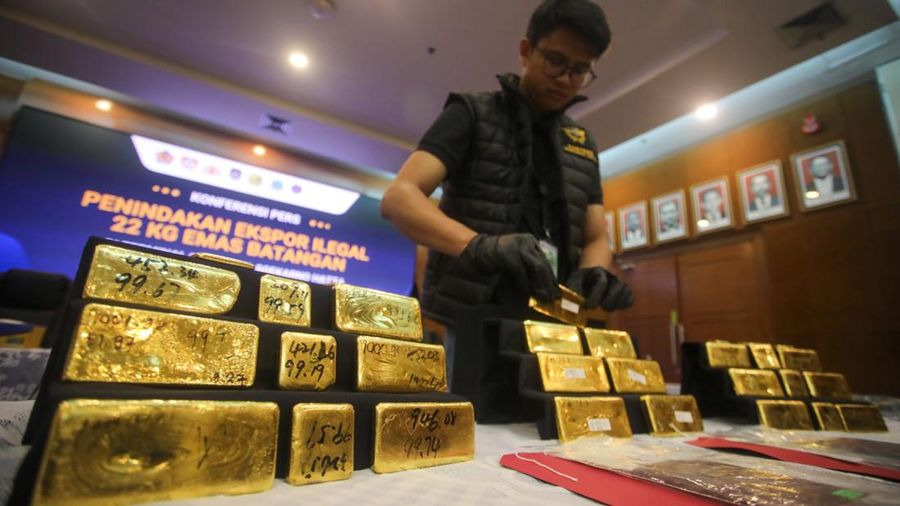 Barang bukti emas hasil penindakan ekspor di Terminal 3 Bandara Soekarno-Hatta diampilkan saat konvensi pers Penindakan Ekspor 22 Kg Emas Batangan di Kantor Pusat Bea Cukai, Jakarta, Selasa (18/8/2026). (CNBC Indonesia/Faisal Rahman)