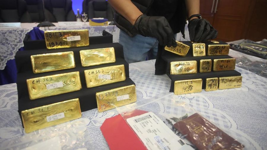 Barang bukti emas hasil penindakan ekspor di Terminal 3 Bandara Soekarno-Hatta diampilkan saat konvensi pers Penindakan Ekspor 22 Kg Emas Batangan di Kantor Pusat Bea Cukai, Jakarta, Selasa (18/8/2026). (CNBC Indonesia/Faisal Rahman)