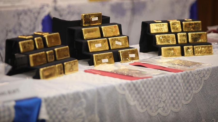 Barang bukti emas hasil penindakan ekspor di Terminal 3 Bandara Soekarno-Hatta diampilkan saat konvensi pers Penindakan Ekspor 22 Kg Emas Batangan di Kantor Pusat Bea Cukai, Jakarta, Selasa (18/8/2026). (CNBC Indonesia/Faisal Rahman)