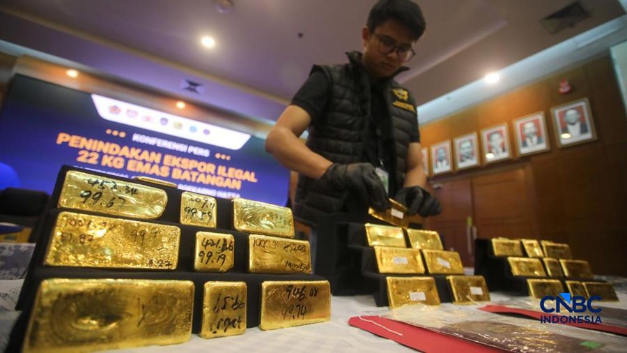 Barang bukti emas hasil penindakan ekspor di Terminal 3 Bandara Soekarno-Hatta diampilkan saat konvensi pers Penindakan Ekspor 22 Kg Emas Batangan di Kantor Pusat Bea Cukai, Jakarta, Selasa (18/8/2026). (CNBC Indonesia/Faisal Rahman)