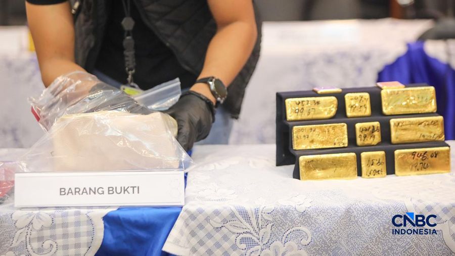 Barang bukti emas hasil penindakan ekspor di Terminal 3 Bandara Soekarno-Hatta diampilkan saat konvensi pers Penindakan Ekspor 22 Kg Emas Batangan di Kantor Pusat Bea Cukai, Jakarta, Selasa (18/8/2026). (CNBC Indonesia/Faisal Rahman)